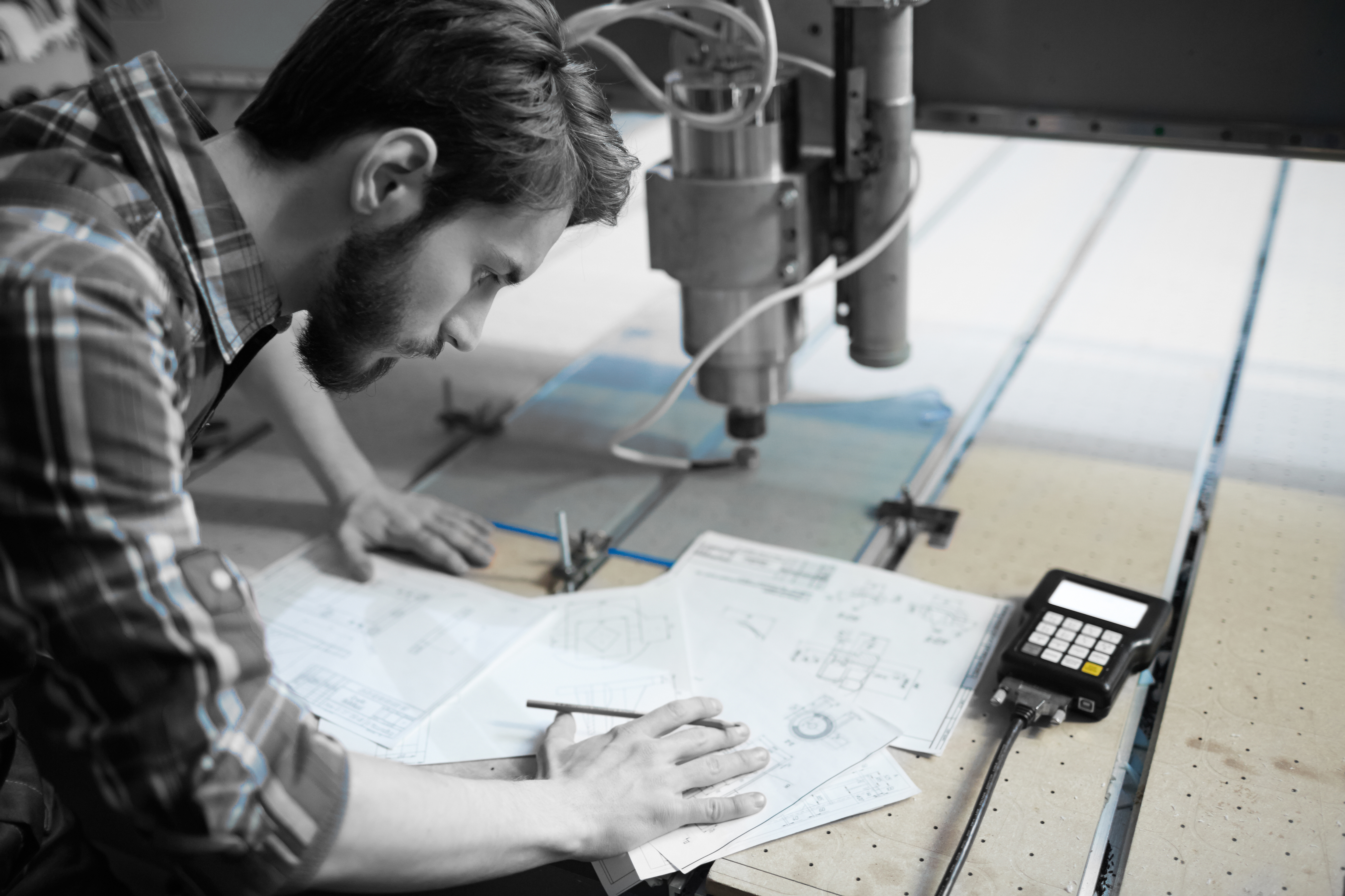 Tecnico Assistars al lavoro in officina